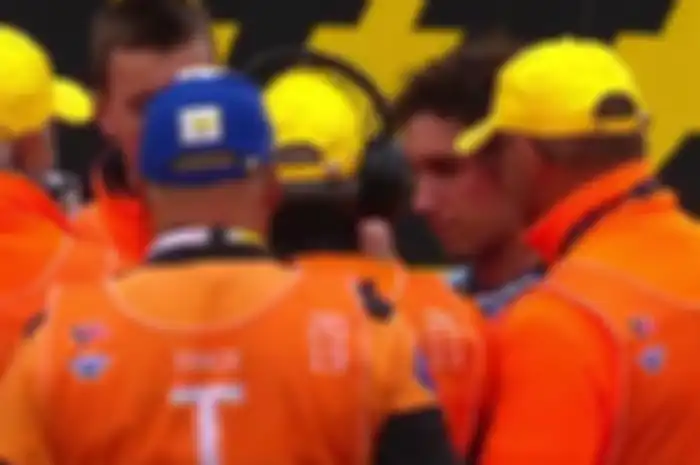 Alex Rins dikerubungi flag marshal MotoGP Prancis saat buka helm