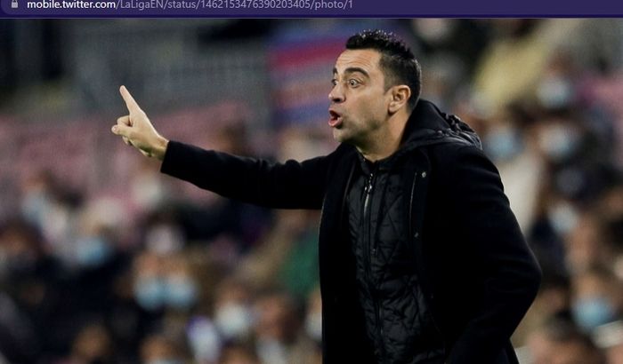 Pelatih Barcelona, Xavi Hernandez, memberikan instruksi saat melawan Espanyol dalam laga pekan ke-14 Liga Spanyol 2021-2022 di Stadion Camp Nou, Sabtu (20/11/2021) waktu setempat atau Minggu pukul 03.00 WIB.