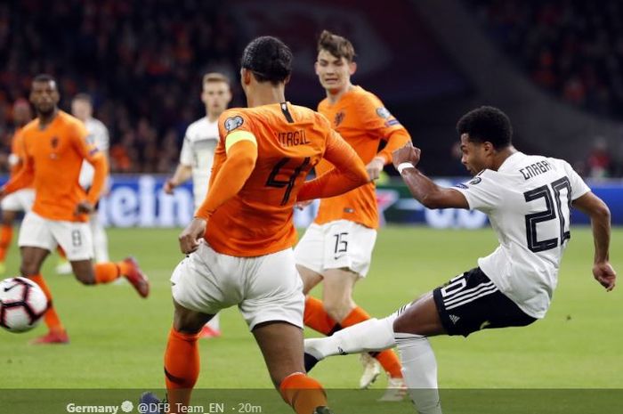 Striker timnas Jerman, Serge Gnabry, mencetak gol ke gawang timnas Belanda dalam laga Grup C Kualifikasi Piala Eropa 2020 di Stadion Cruijff ArenA, Minggu (24/3/2019).