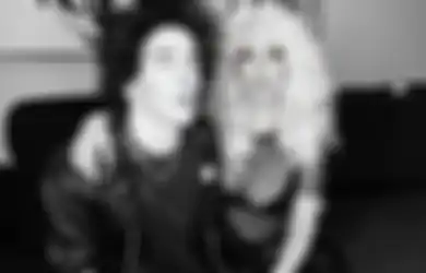 Abis Tunangan, Travis Barker & Kourtney Kardashian Jadi Sid & Nancy Buat Pesta Halloween