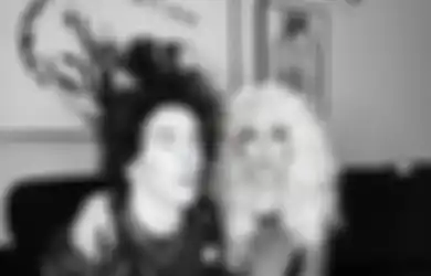 Abis Tunangan, Travis Barker & Kourtney Kardashian Jadi Sid & Nancy Buat Pesta Halloween