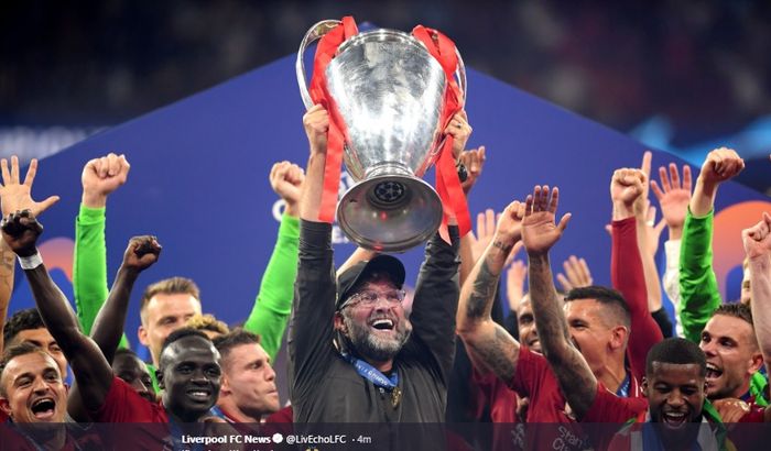 Pelatih Liverpool, Juergen Klopp dan tim merayakan kesuksesan mereka meraih gelar Liga Champions usai mengalahkan Tottenham Hotspur pada final Liga Champions di Stadion Metropolitano, Sabtu (1/5/2019)