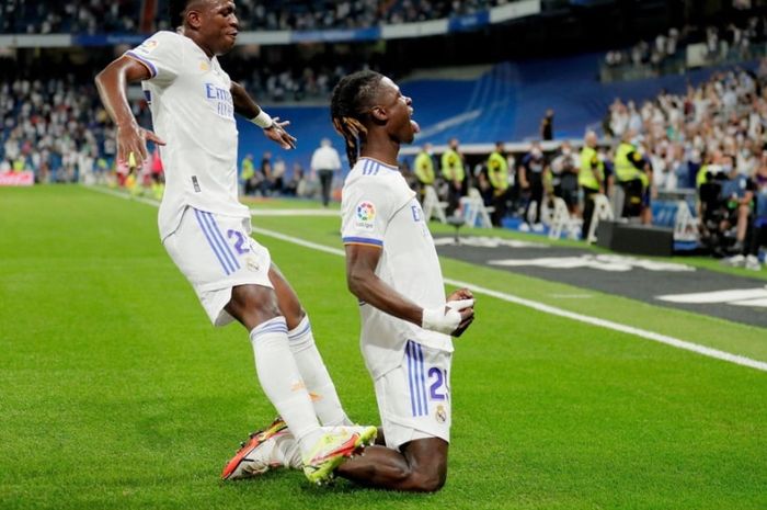 Vinicius Jr (atas) dan Eduardo Camavinga dianggap Thierry Henry lebih pantas jadi pemain terbaik laga Real Madrid vs Manchester City di Liga Champions (9/5/2023).