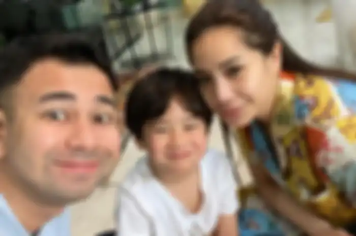Nagita Slavina bersama keluarga.
