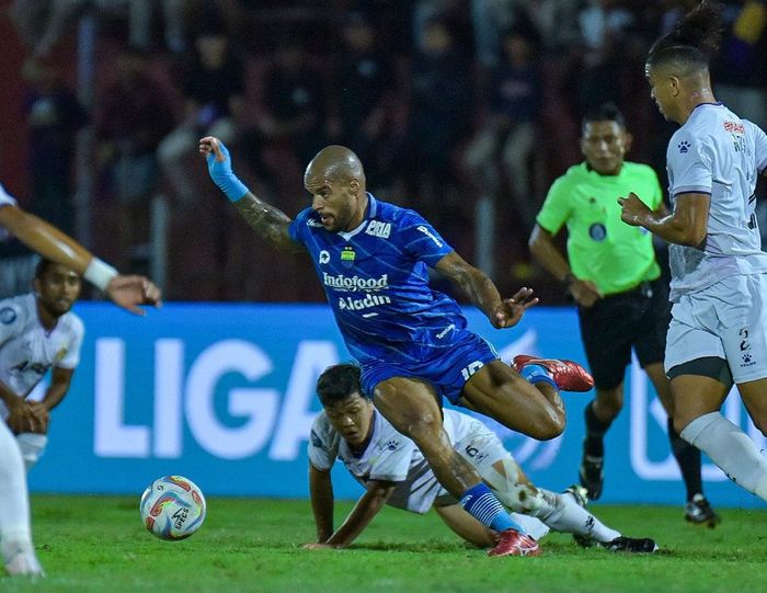 Aksi striker Persib Bandung, David da Silva, ketika menghadapi Persik Kediri pada pekan kelima Liga 1 2023/2024.