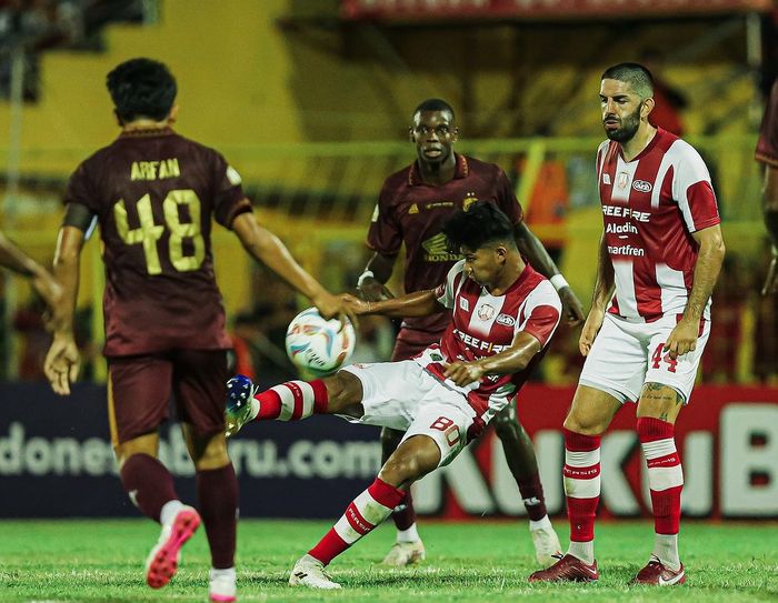 Aksi Arkhan Kaka ketika laga PSM Makassar Vs Persis Solo pada pekan ke-10 di Liga 1 2023/2024.