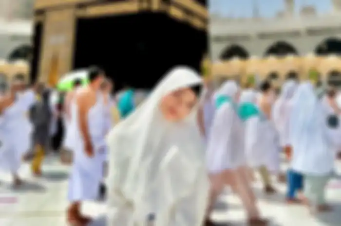 Penampilan Fuji saat jalankan ibadah Umroh