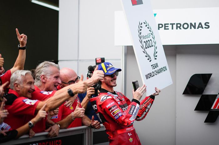 Dari kiri: Manajer Tim Davide Tardozzi, Direktur Olahraga Paolo Ciabatti, dan Francesco Bagnaia merayakan kemenangan pada balapan MotoGP Malaysia di Sirkut Sepang, Malaysia, 23 Oktober 2022. Kemenangan Bagnaia juga membantu Ducati Lenovo menjadi tim juara dunia musim ini.