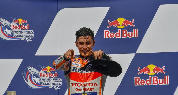 Pembalap Repsol Honda, Marc Marquez, berpose setelah balapan MotoGP Americas 2021 di Circuit of The Americas, Minggu (3/10/2021).