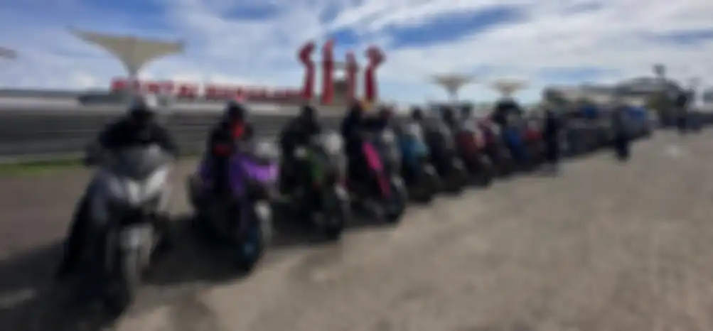Momen member DMONS saat berfoto di Pantai Manakarra.