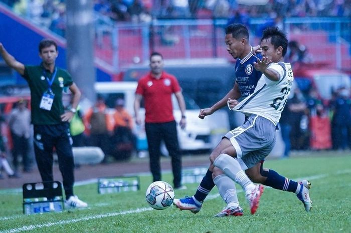 Suasana pertandingan antara Arema FC melawan Persib Bandung pada laga pekan ke-9 Liga 1 2022/2023 di Stadion Kanjuruhan, Malang, Minggu (11/9/2022).