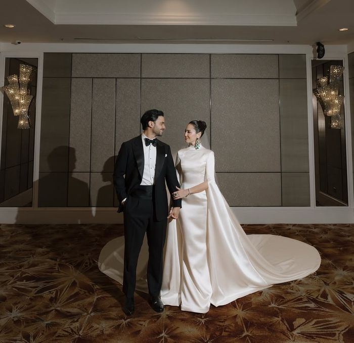 Pevita Pearce dan Mirzan Meer memilih tampilan klasik dan timeless di hari pernikahan mereka.