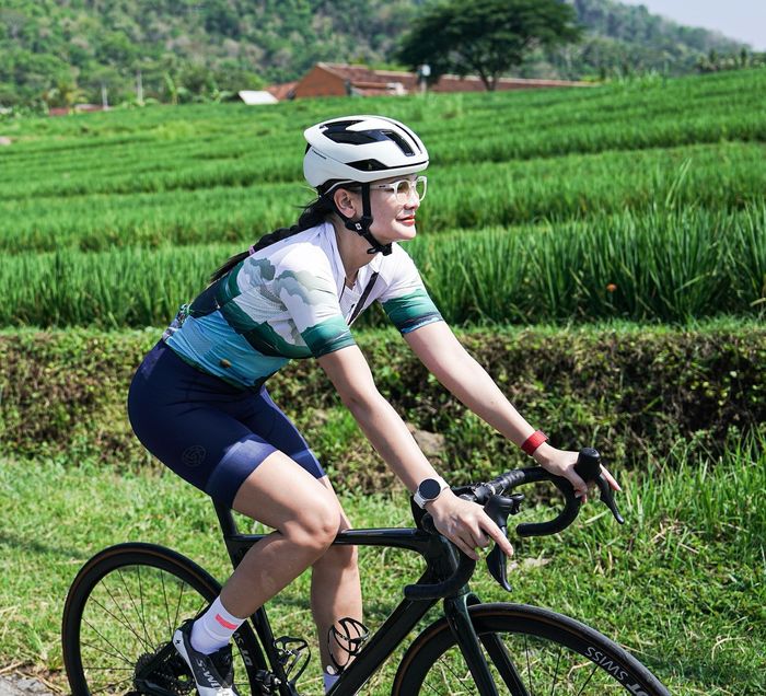 Luna Maya saat bersepeda