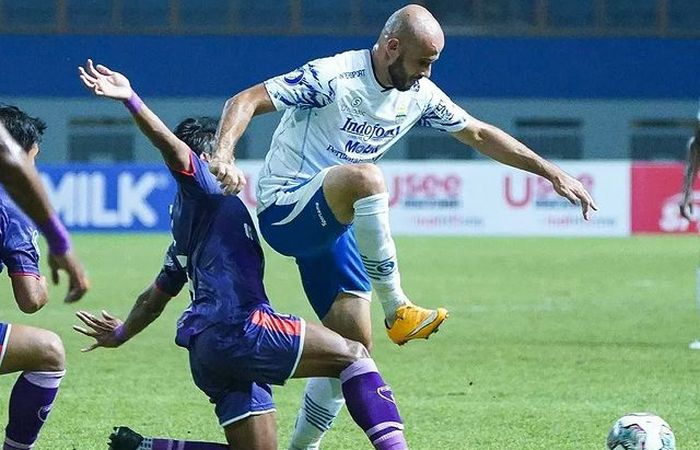 Gelandang Persib Bandung, Mohammed Rashid, mendapat pengawalan ketat dari pemain Persita Tangerang pada pekan kedua Liga 1 2021.