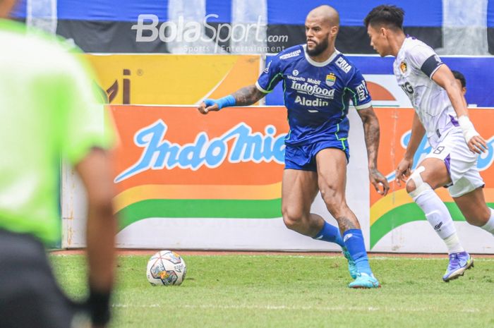 Striker Persib Bandung, David Da Silva (kiri), sedang menguasai bola dalam laga pekan ke-29 Liga 1 2022 di Stadion Pakansari, Bogor, Jawa Barat, Rabu (8/3/2023).