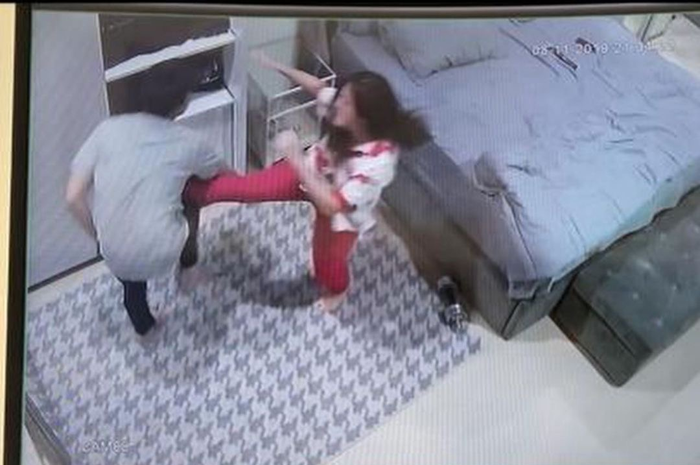 Mendengar foto tendangan si Madun ke arah perut suaminya jadi bukti ke polisi, istri Jonathan Frizzy membalas dengan cara ini. 