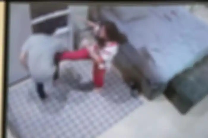 Mendengar foto tendangan si Madun ke arah perut suaminya jadi bukti ke polisi, istri Jonathan Frizzy membalas dengan cara ini. 