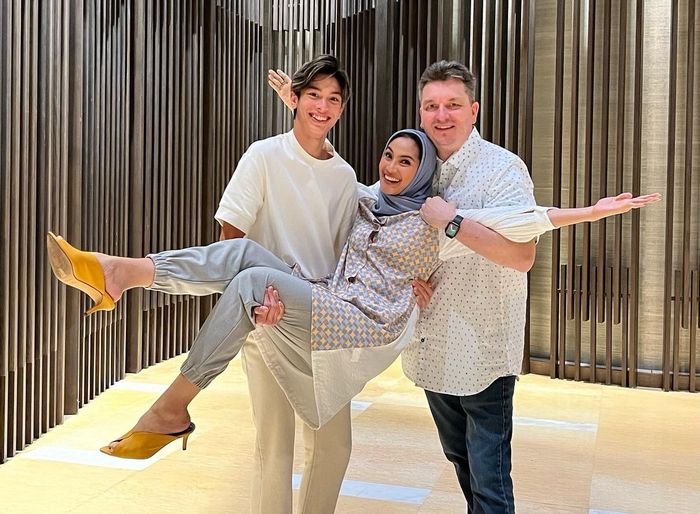 Maudy Koesnaedi bersama keluarga kecilnya.