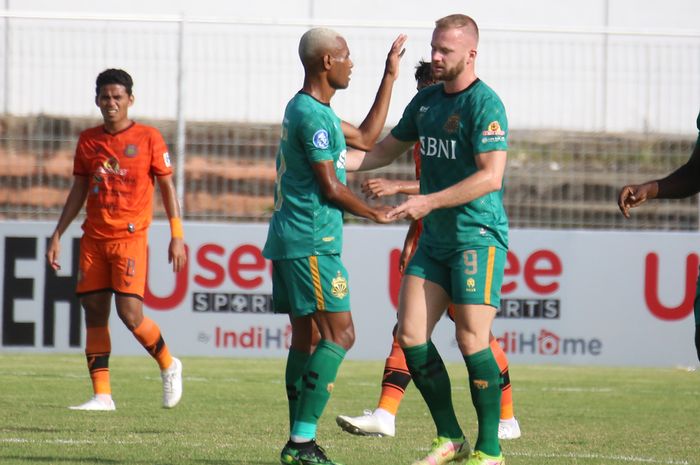 Penyerang Bhayangkara FC, Melvin Platje, merayakan golnya ke gawang Persiraja pada pekan ke-34 Liga 1 2021-2022, Rabu (30/3/2022)