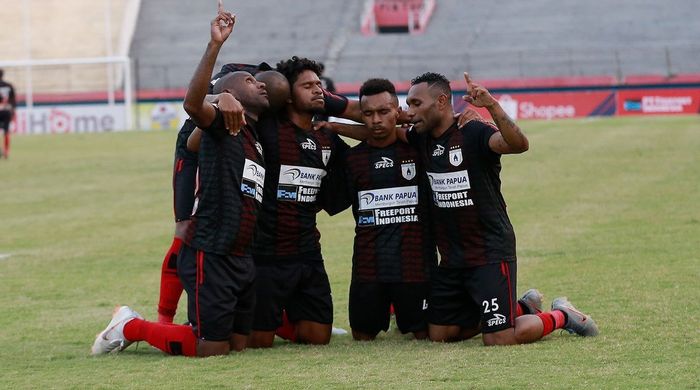 Pemain Persipura Jayapura melakukan selebrasi usai Titus Bonai mencetak gol saat laga melawan Persela Lamongan pada pekan ke-18 Liga 1 2019.