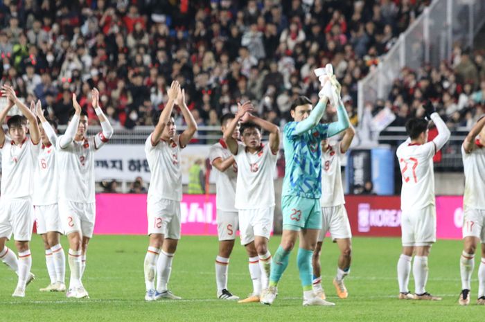 Skuad Timnas Vietnam menyapa para pendukung di stadion usai kalah 0-6 menghadapi Korea Selatan di laga FIFA Matchday Oktober 2023. 