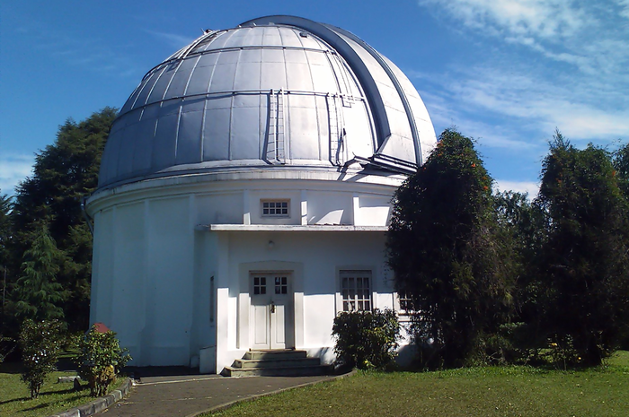 Observatorium Bosscha di Lembang yang jadi latar tempat film Petualangan Sherina dan Pengabdi Setan 2
