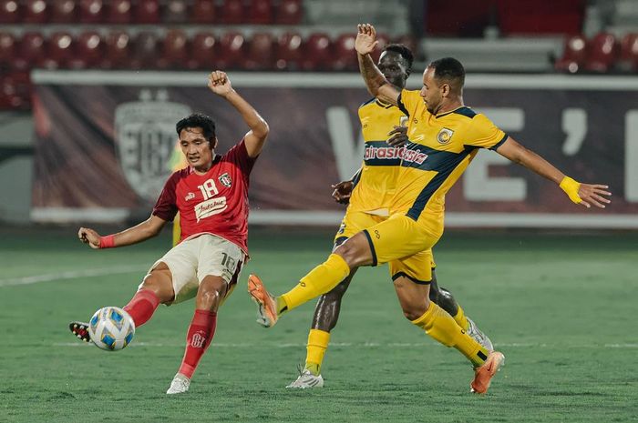 Aksi pemain Bali United dalam laga babak penyisihan Piala AFC 2023/2024 menjamu Central Coast Mariners di Stadion Kapten I Wayan Dipta, Gianyar, Bali pada Rabu (8/11/2023) pukul 19.00 WIB.