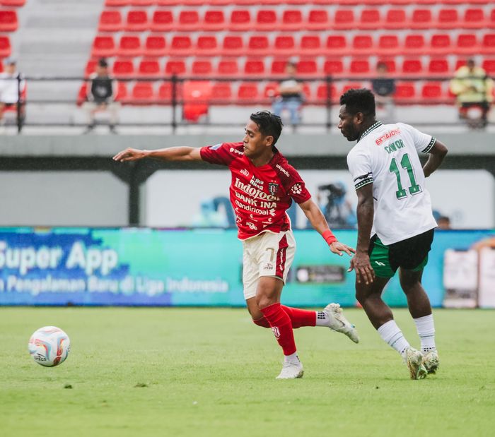 Pemain Bali United, Sidik Saimima, berduel dengan striker PSS Sleman Ricky Cawor pada pekan pertama Liga 1 2023/2024.