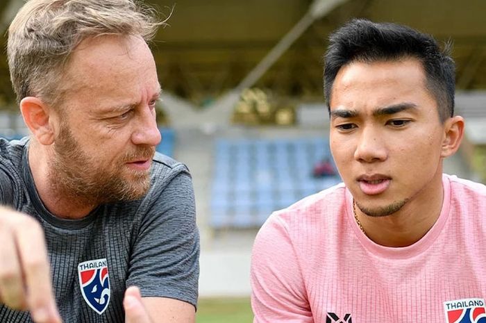 Pelatih Timnas Thailand, Alexandre Polking, sedang berbicang dengan Chanathip Songkrasin.