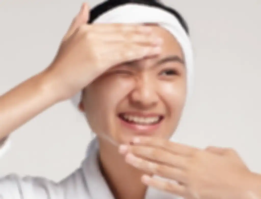 Ilustrasi membersihkan wajah dengan cleanser Matcha Series dari Joylab