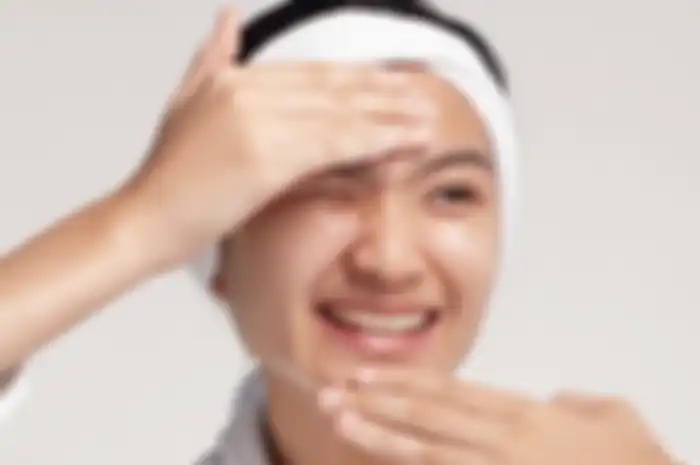 Ilustrasi membersihkan wajah dengan cleanser Matcha Series dari Joylab