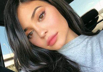 Yuk, Pilih Warna Lipstik yang Sesuai dengan Bentuk Bibir Kita!