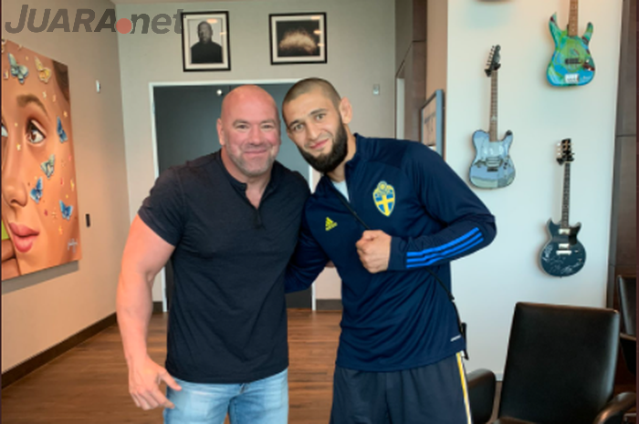 Presiden UFC, Dana White (kiri) menjawab pertanyaan soal duel terbaru untuk Khamzat Chimaev (kanan). 