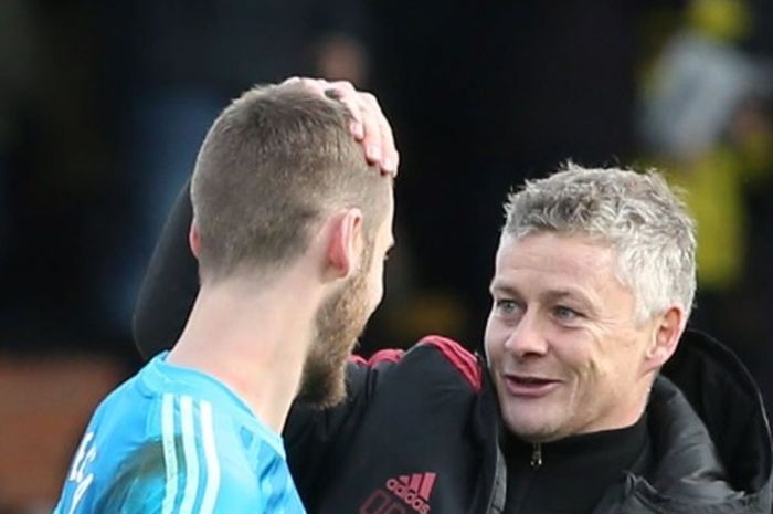 Pelatih interim Manchester United, Ole Gunnar Solskjaer (kanan), berbicara dengan kiper David de Gea.