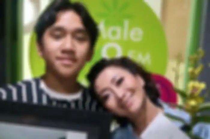 Indy Barends dan putra sulungnya Raphael Sarmanella