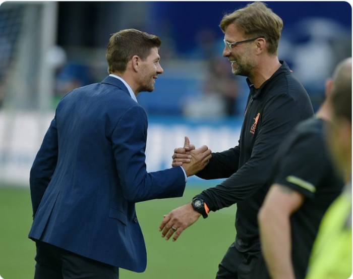 Legenda Liverpool, Steven Gerrard (Kiri) saat bersalaman dengan Juergen Klopp.