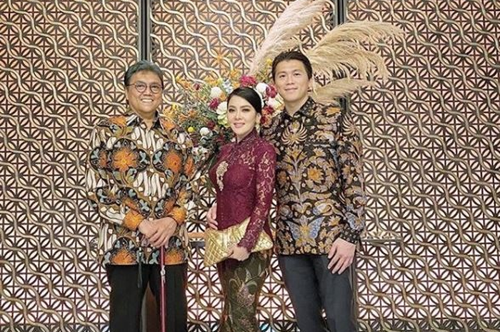 Syahrini bersama Reino Barack dan Rosano Barack.