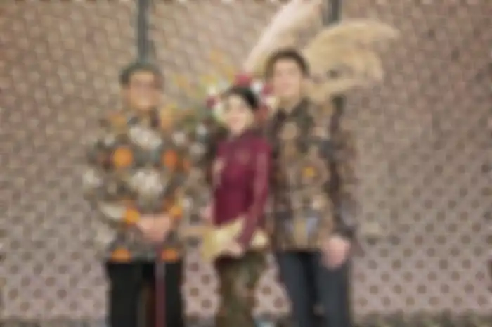Syahrini bersama Reino Barack dan Rosano Barack.