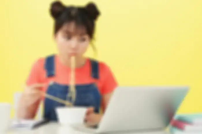 Gambar ilustrasi makan mie instan sambil belajar