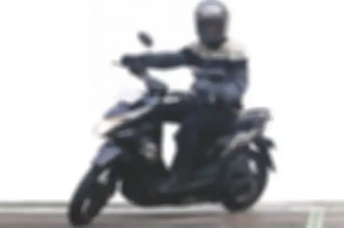 Ilustrasi pengendara motor matik