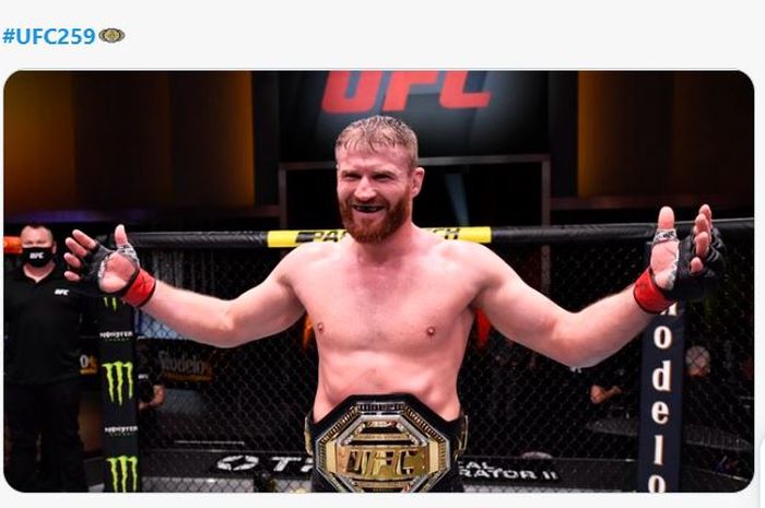 Selebrasi petarung kelas berat ringan UFC, Jan Blachowicz pada UFC 259, Minggu (7/3/2021)