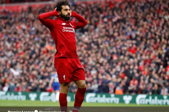 Pemain Liverpool, Mohamed Salah, saat merayakan golnya ke gawang Chelsea di Anfield, Minggu (14/4/2019)