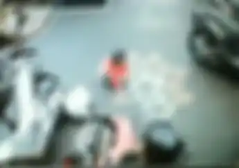 Kejadian Lagi, Pelintir Gas Motor, Balita dan Ibunya Terjungkal di Parkiran
