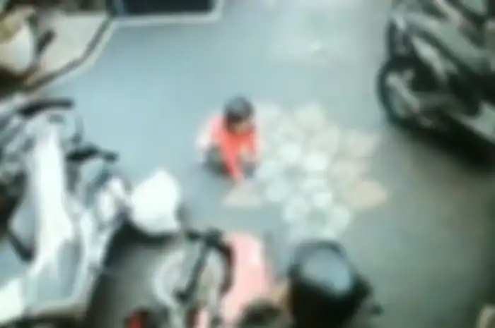 Seorang balita memelintir gas motor, langsung tersungkur bersama ibunya di Bali.