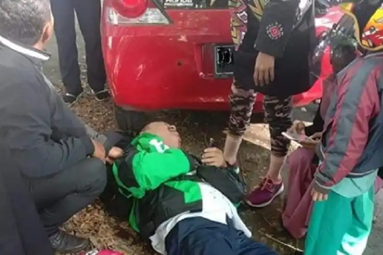 Driver Ojol Tergeletak Kesakitan di Pinggir Jalan Bikin Geger, Mulut Berdarah Korban Tabrak Lari
