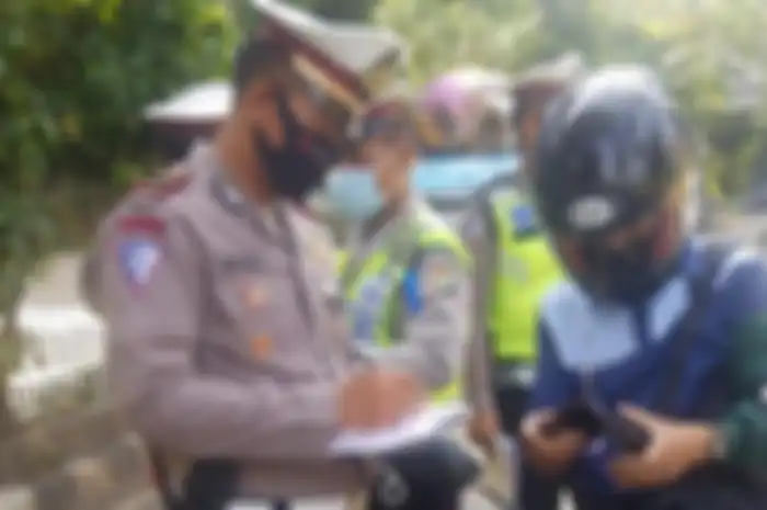 Ilustrasi tilang akibat tidak memiliki SIM. Ternyata Denda Lupa Bawa SIM dan Tidak Punya SIM Berbeda Lo, Ini Dia Alasannya