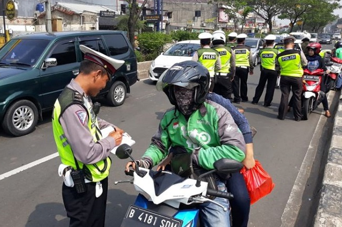 Enggak punya SIM atau SIM mati bisa lolos saat Operasi Patuh Jaya 2020, polisi fokus pelanggaran.
