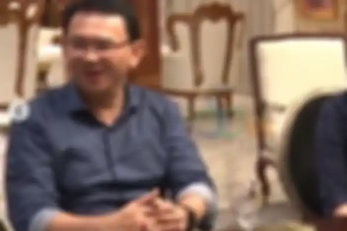 Basuki Tjahaja Purnama alias Ahok pamer batu Mirah Delima.