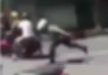 Miris.. Niat Kabur dari Razia, Pemotor di Video Ini Malah Seret Polisi di Aspal