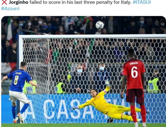 Gelandang Italia, Jorginho, gagal mencetak gol penalti melawan Swiss.